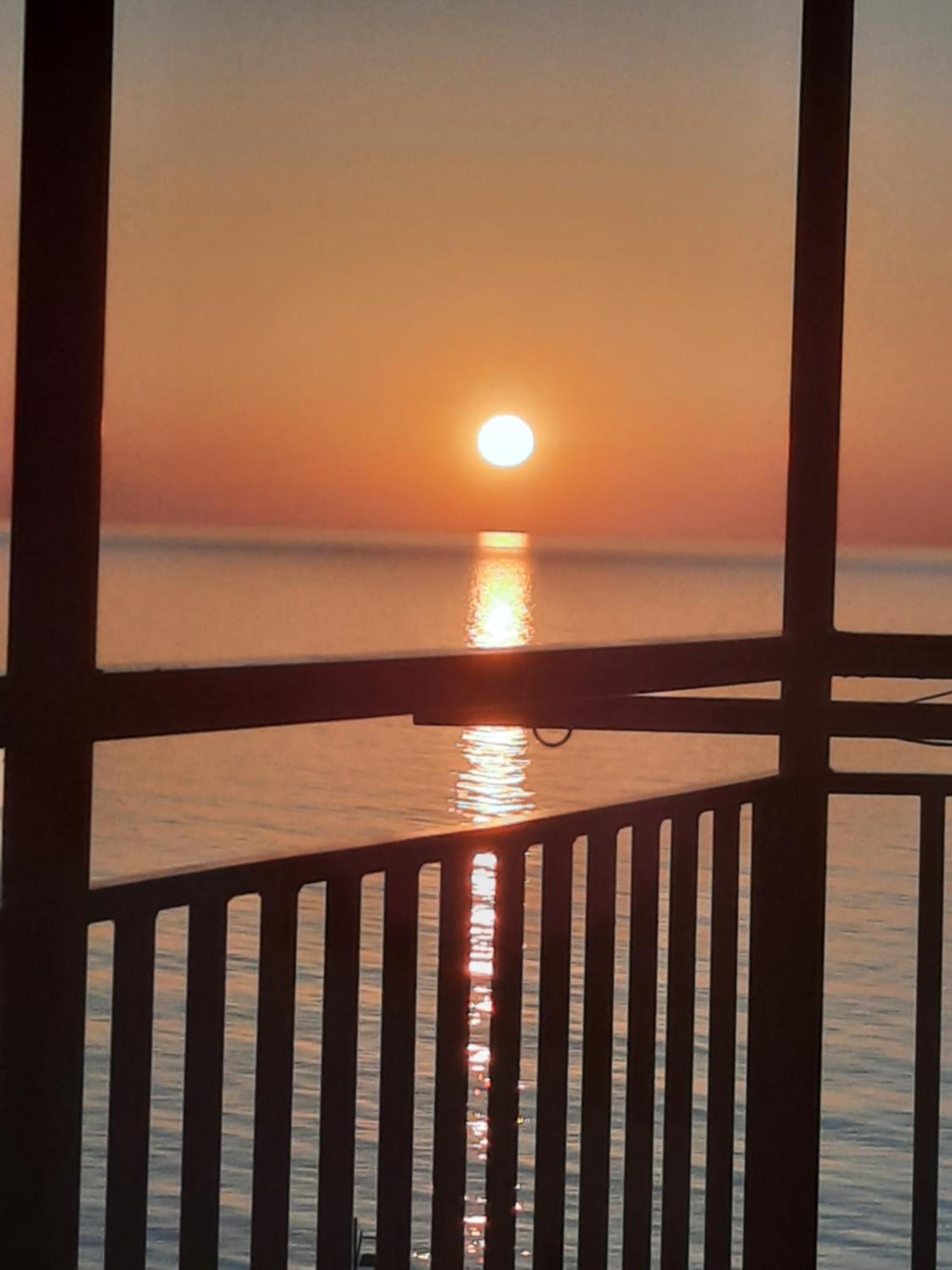 Apartment Desi With Sea View On The Beach In Батумі Екстер'єр фото